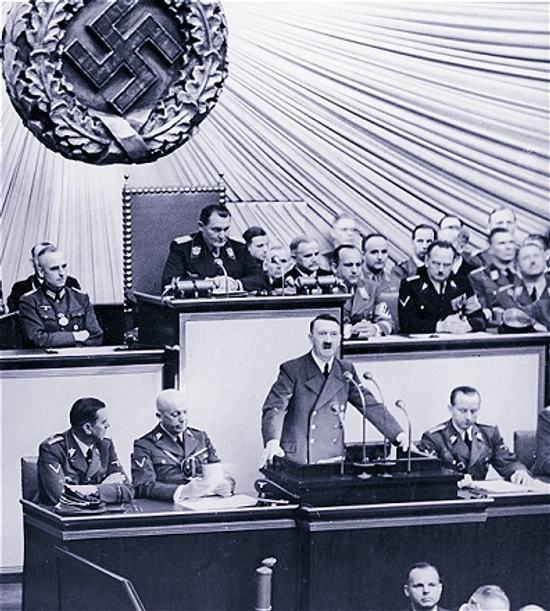 После захвата Польши в речи перед Рейхстагом 6 октября 1939 г. Адольф Гитлер провозгласил «этническое преобразование» Европы.