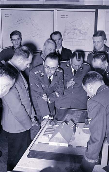 С помощью макета Генрих Гиммлер объясняет заместителю Гитлера Гессу свои планы поселений (20 марта 1941 г.).