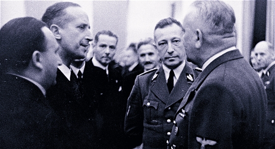 Президент DFG в униформе: Рудольф Менцель (второй справа) на конференции ректоров высшей школы в Праге (1940).