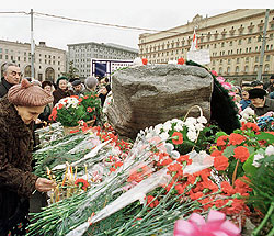 Памятник жертвам советских политических репрессий – «Соловецкий камень» в центре Москвы