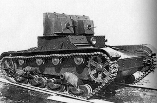 Советский легкий танк Т-26 (вариант двухбашенный, пулеметный).