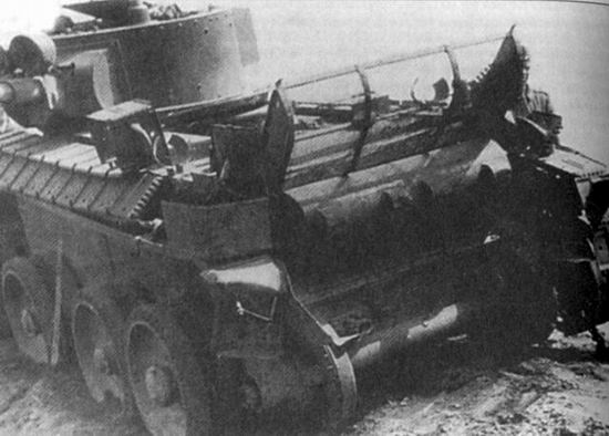 Стандартное крепление гусениц на подкрылках советского танка БТ