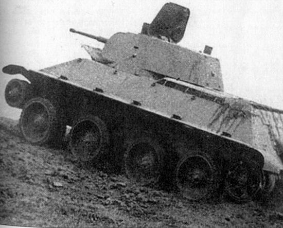 Танк А-20 на колесах форсирует советскую «автостраду»