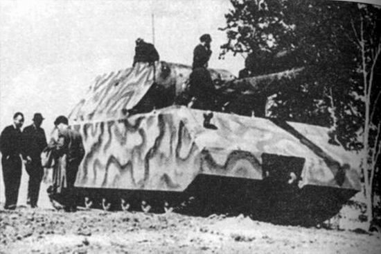 Немецкий танк-гигант «Маус». Суворов называет его идиотизмом, забывая о наличии аналогичных разработок в СССР