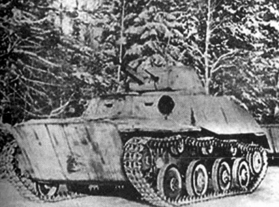 Колонна советских плавающих танков Т-40 зимой 1941 года