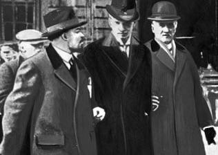 Владимир Ленин, Туре Нерман и Карл Линдхаген. Стокгольм, 1917 г.
