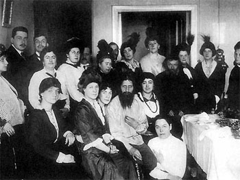 Григорий Распутин со своими почитателями на собственной квартире на Гороховой улице в Санкт-Петербурге