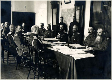 
Николай II и командующие фронтами на заседании Ставки. 1916 г.