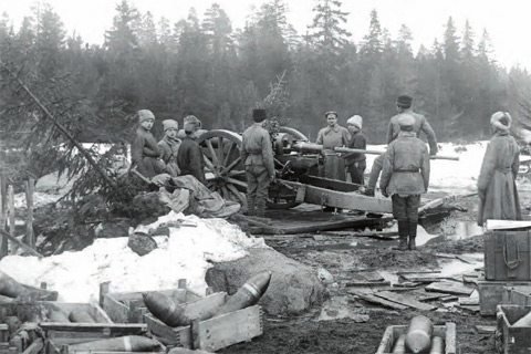 Заряжание орудия 2-й батареи четвёртого тяжёлого артиллерийского дивизиона под Кронштадтом. 1921 г. РГАКФД.