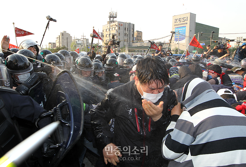 Разгон мирного пикета работников Hyundai