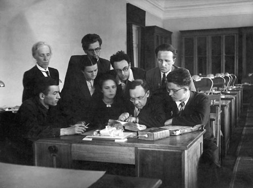  М.Н. Тихомиров (в центре) со своими аспирантами