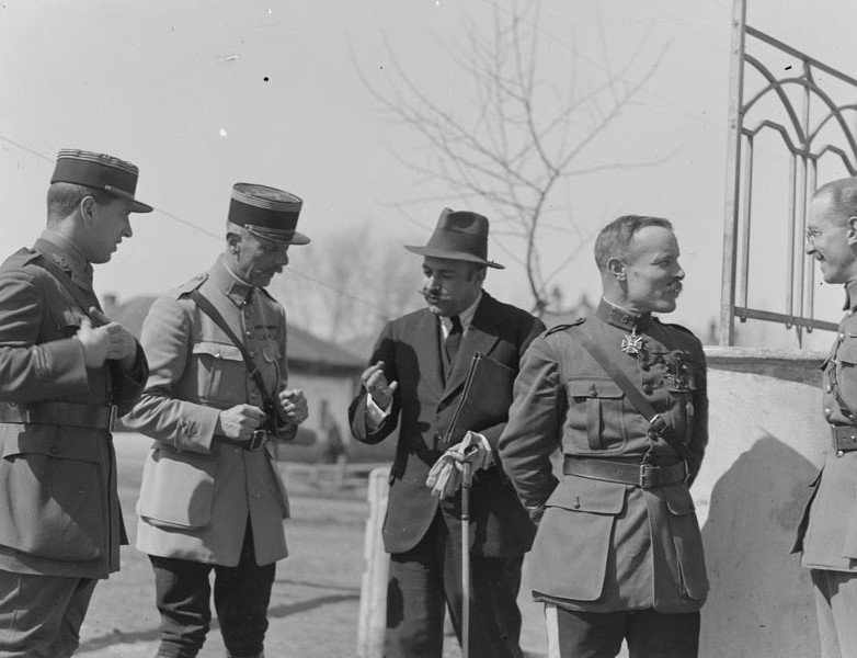 Ф. Мартель (в центре, в штатском) у крыльца здания французской военной миссии. Омск, апрель 1919 г.
