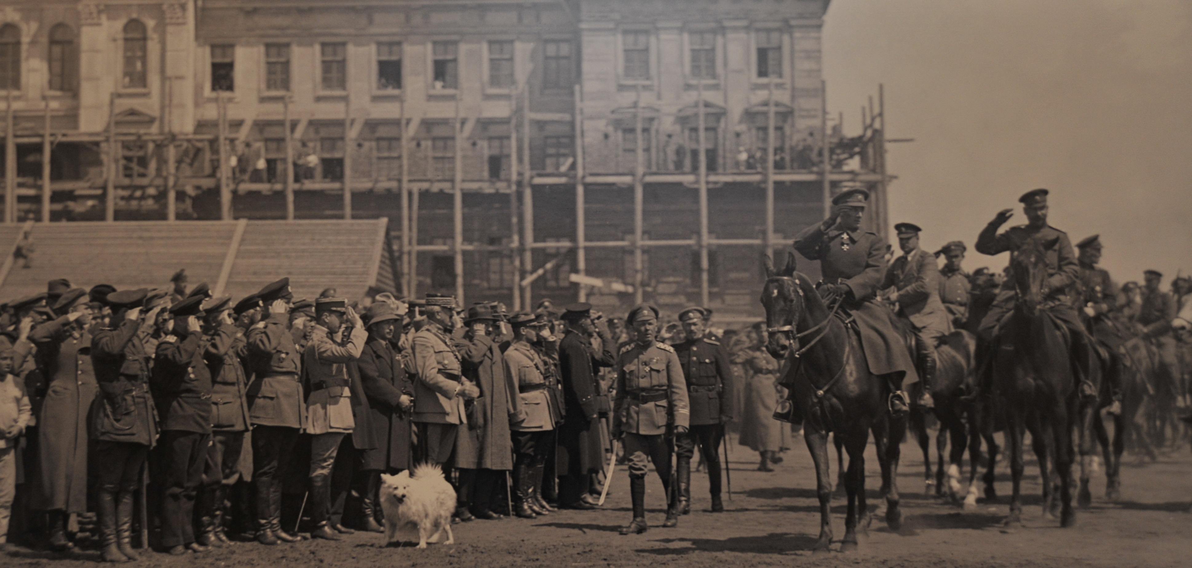 А. В. Колчак, генерал М. Жанен и представители иностранных миссий на смотре армии. Омск, апрель 1919 г.