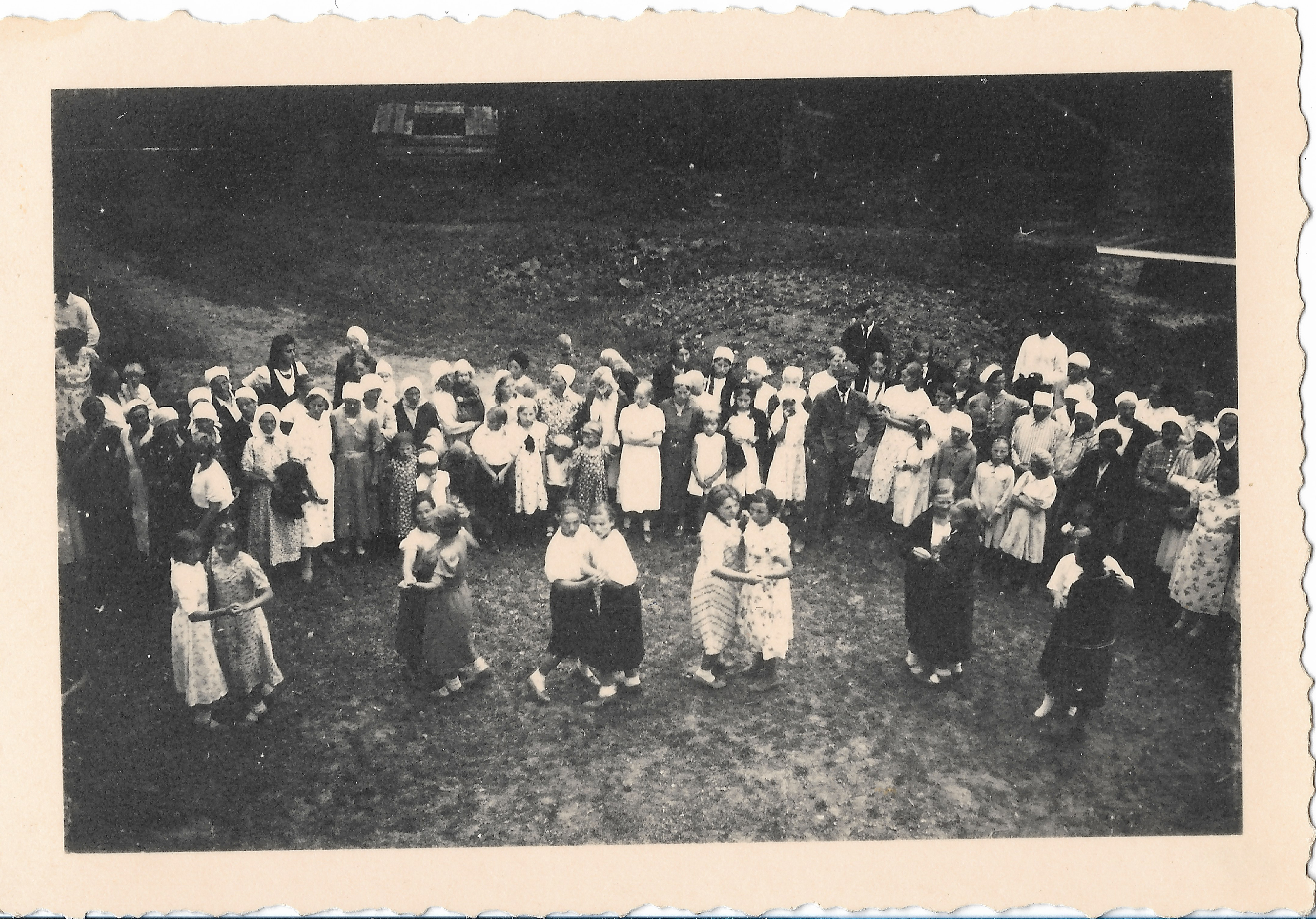 Фото 2. «Танцующие женщины». Деревня Пелиш (Псковская область), сентябрь 1942 г.