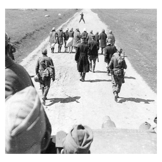 Фото 5. «Русские женщины {идут} впереди для обнаружения мин. Охота на партизан. Витебск, в июне 1942 года»