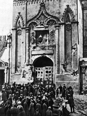 Никольские ворота Кремля после артиллерийского обстрела. Москва. Октябрь 1917
