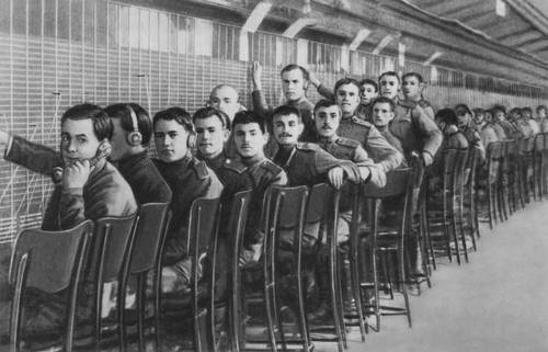 Военные телефонисты Центральной телефонной станции после её занятия. 25 октября 1917