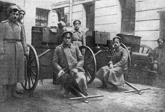Юнкеры на охране телефонной станции. 27-29 октября 1917