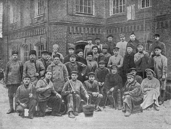 Красногвардейцы завода Густова Листа. Октябрь 1917